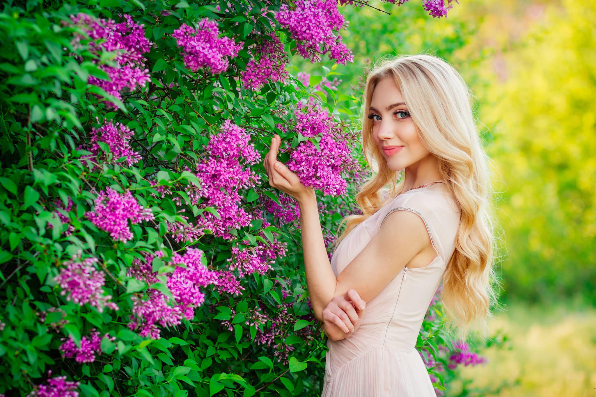beautiful young blonde girl smiling, portrait of girl outdoors